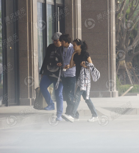 张亚东莫文蔚恋情升温 酒足饭饱同返公寓【图】