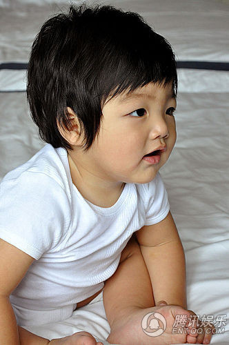 陈慧琳秀儿子照片 宝宝十月大重26磅咿呀学语【图】