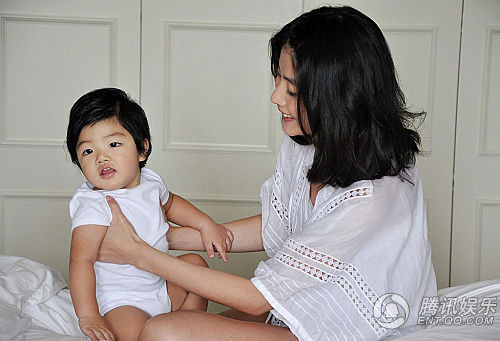 陈慧琳秀儿子照片 宝宝十月大重26磅咿呀学语【图】