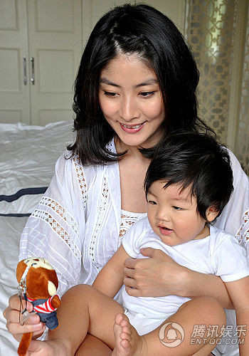 陈慧琳秀儿子照片 宝宝十月大重26磅咿呀学语【图】