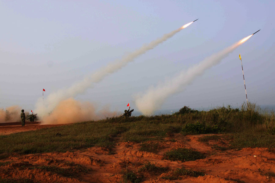 高清:解放军高炮部队实弹射击 发射红缨导弹