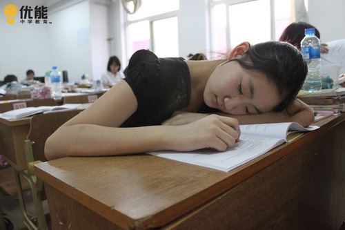 组图:关注2010年高考 美女高考生的一天