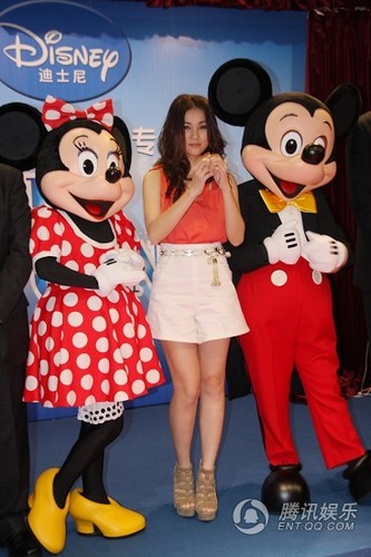 谢安琪亲自设计t恤义卖 羡慕张柏芝当全职妈妈【图】