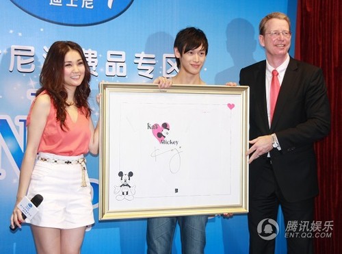 谢安琪亲自设计t恤义卖 羡慕张柏芝当全职妈妈【图】