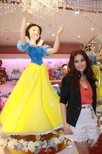 谢安琪亲自设计t恤义卖 羡慕张柏芝当全职妈妈【图】