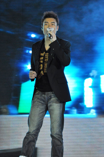 组图:郑秀文许志安同台飚歌 王力宏陈坤魅力P