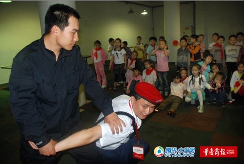 确保学生安全 武警教官教校园保安擒敌拳_新闻