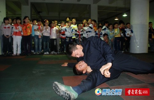 确保学生安全 武警教官教校园保安擒敌拳_新闻