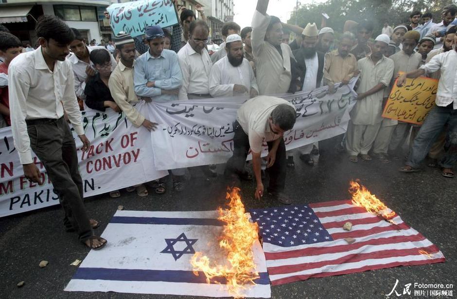 5月31日,巴基斯坦,卡拉奇:抗议者焚烧美国和以色列的国旗.