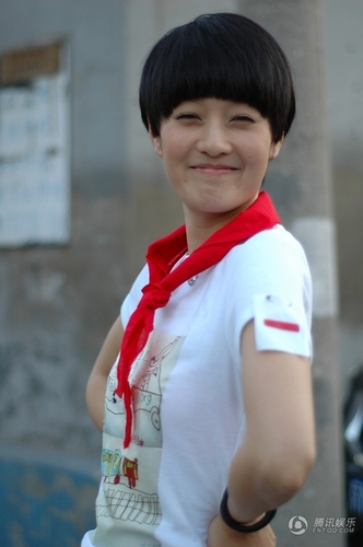 组图:马伊琍庆六一吹泡泡 写日记回忆童年时光