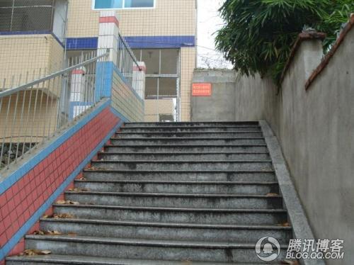 我高四生,不在原来的学校复读,原来的学校也没