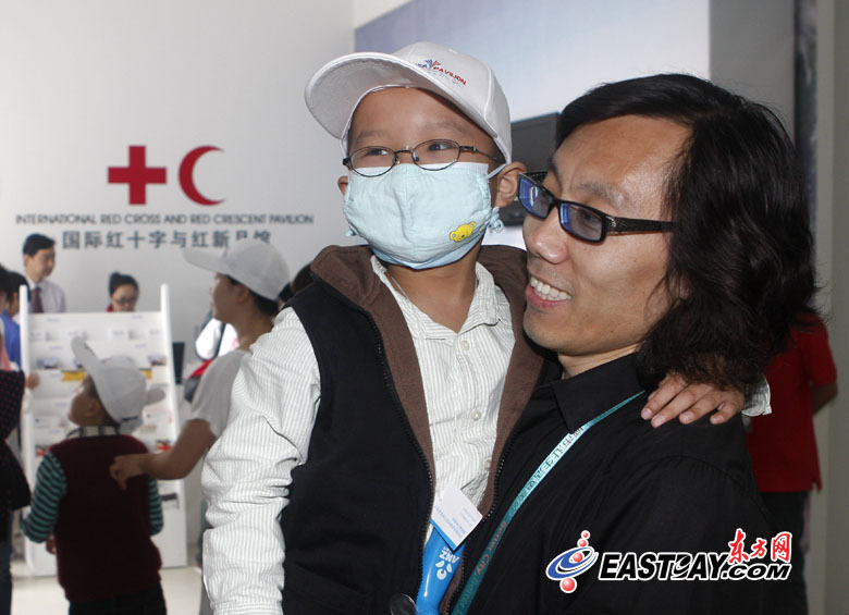 高清:上海18名白血病患儿六一节游世博