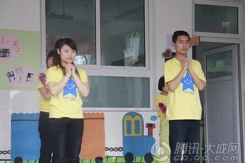 大邑智残障儿童过六一 表演《感恩的心》(图)_