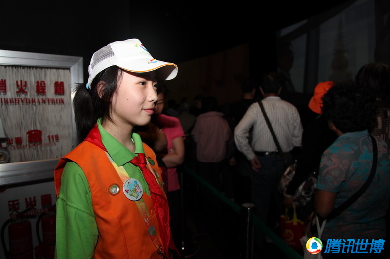 高清:红领巾志愿者服务沙特馆 当一天小大人