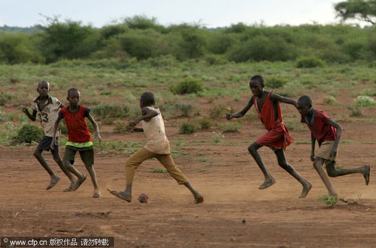 组图:非洲部落儿童爱足球 贫穷难掩纯真快乐_