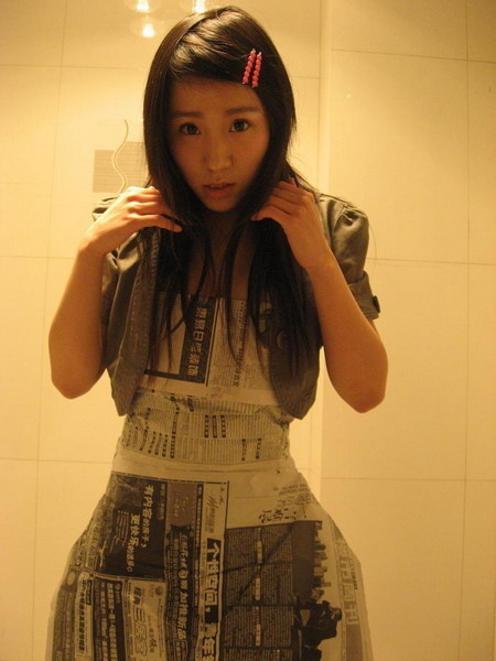 人像摄影:美女报纸做裙子