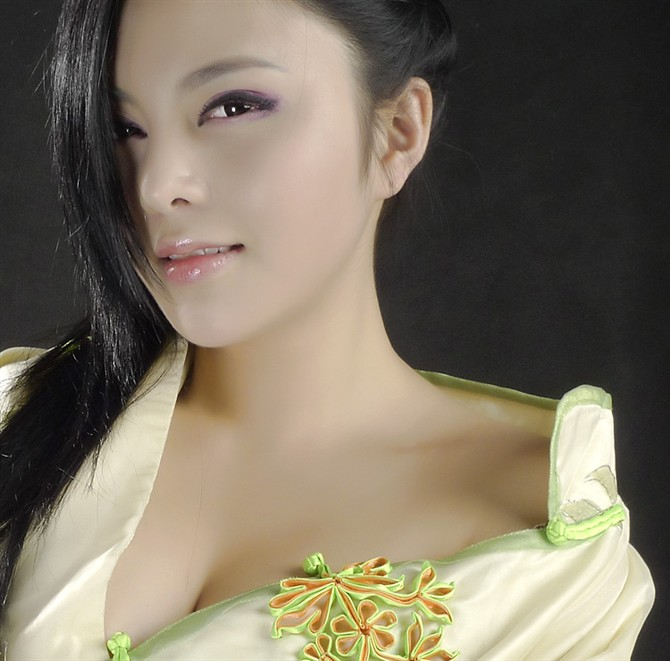 成都<em>美女</em>傲人胸器+pk靠胸部走红的女星(图)_