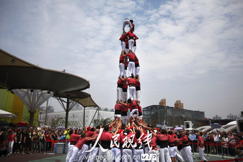 组图:西班牙传统的加泰罗尼亚搭人梯表演