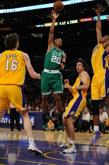 天王山告捷！绿军111-101击穿湖人防线占先机