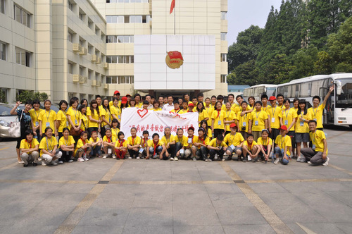 湖北志愿者陪30名盲童看世博 大楚网全程报