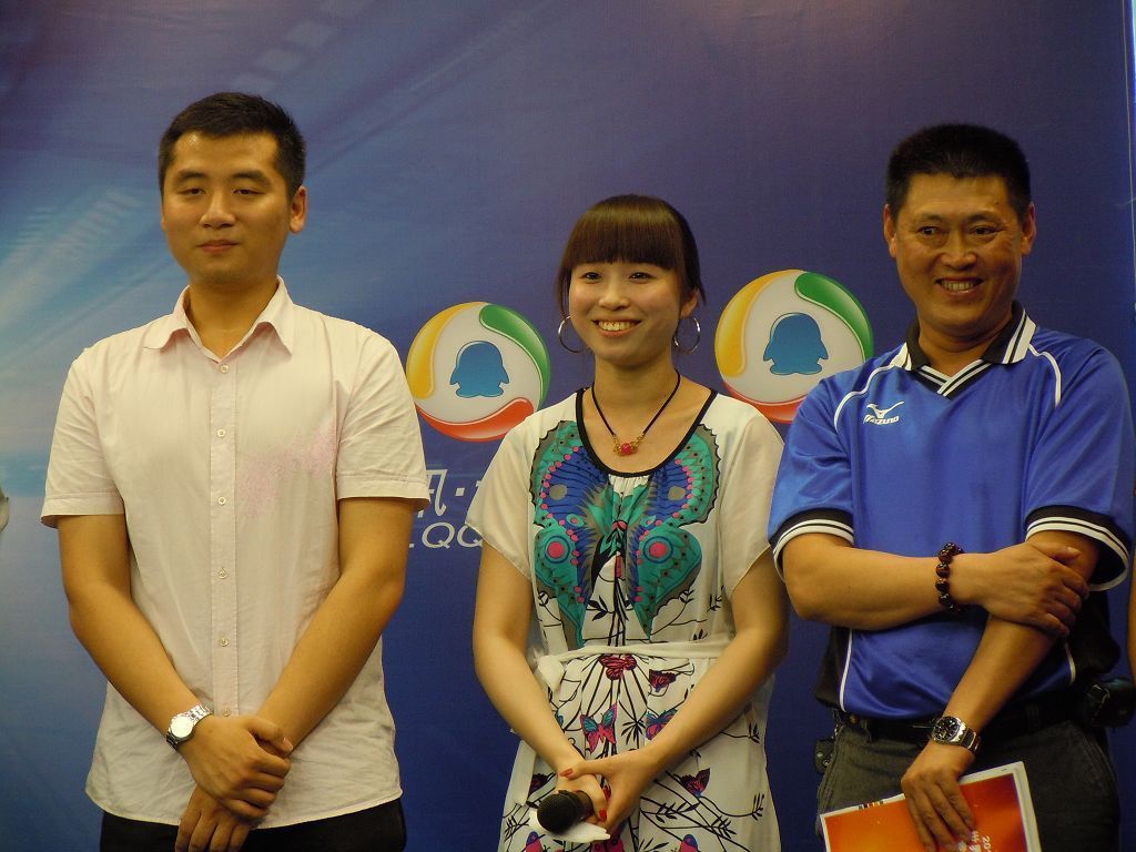 <em>三女一杯</em>