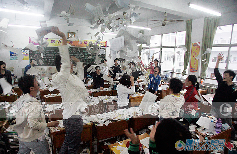 湖北高考结束 襄樊某中学学生撕碎试卷狂欢_2