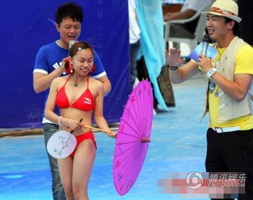 组图：“凤姐”录制节目 穿比基尼大方秀身材