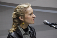 高清:丹麦Agnes Obel雨中献上天籁般的声音