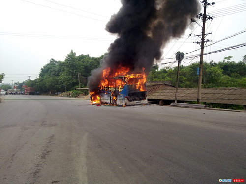 客车突燃大火烧成光架架 16乘客安全逃生