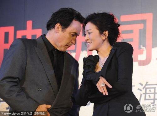 《谍海风云》北京首映式 约翰·库萨克献吻巩俐