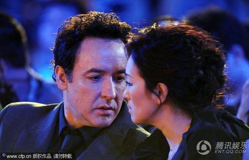 《谍海风云》北京首映式 约翰·库萨克献吻巩