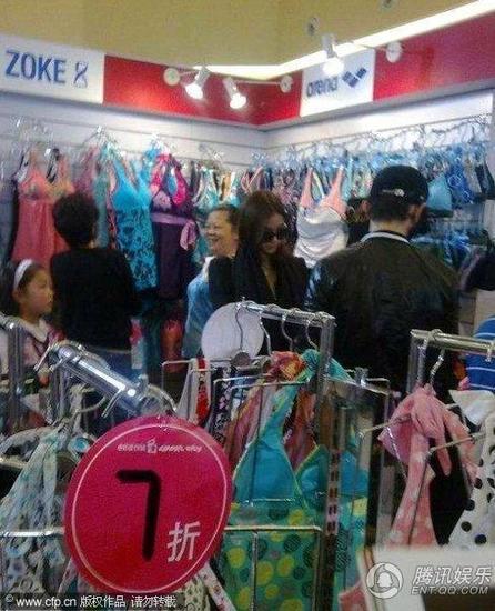 影视小生黄晓明陪<em>Angelbaby</em>买<em>胸罩</em> - 影音娱乐