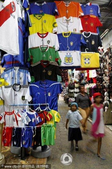 组图:萨尔瓦多街头 世界杯球衣球星卡热卖_世