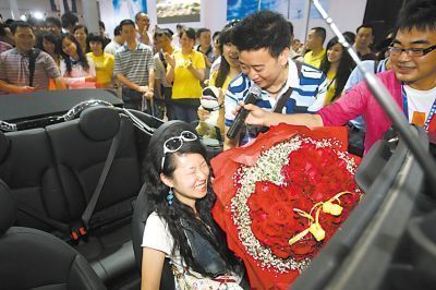 小伙挂巨幅海报求婚 情动歇台子 <em>感动女</em>主角_