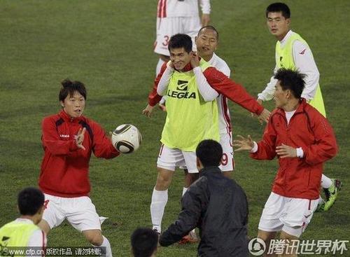 朝鲜队训练备战 不踢足球玩手球(组图)_腾讯