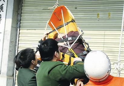  老太给小伙送早饭 新消息评论 -微博生活网