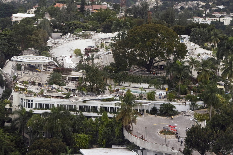 高清图:航拍震后海地首都 房屋倒塌严重