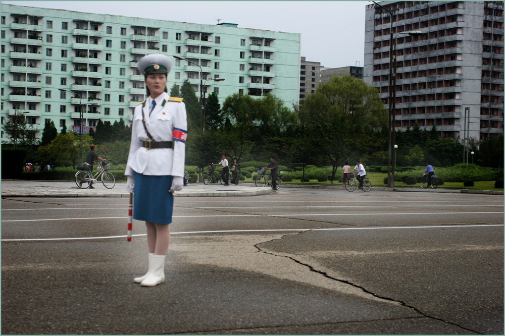 高清组图:朝鲜街头精挑细选出来的美女交警_新闻_腾讯网