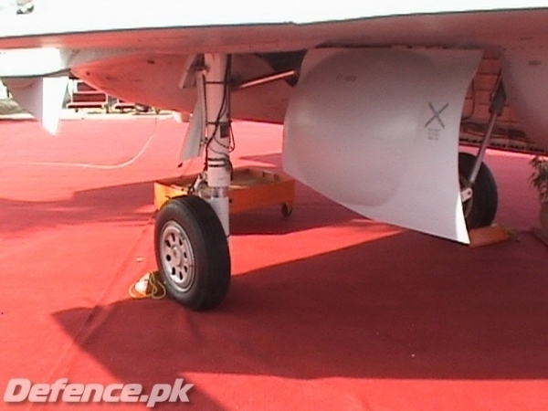 组图:巴基斯坦公开中国JF-17枭龙战机细节照