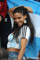 组图：阿根廷美女球迷风情万种
