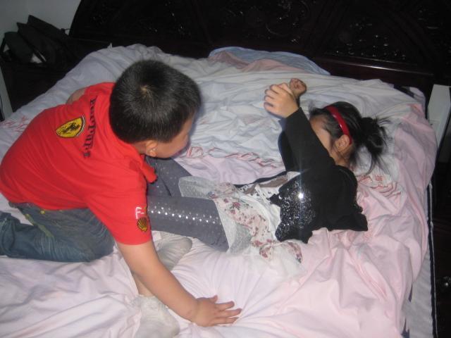 零零后模仿成人玩自拍