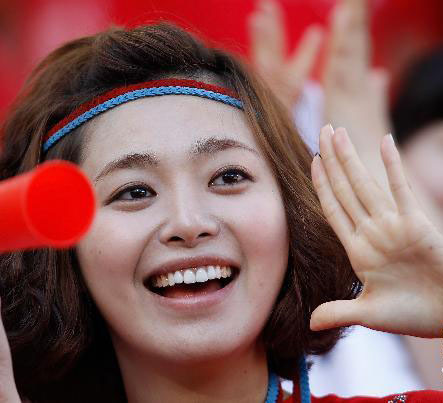 海外视角:世界杯赛场上女球迷靓相