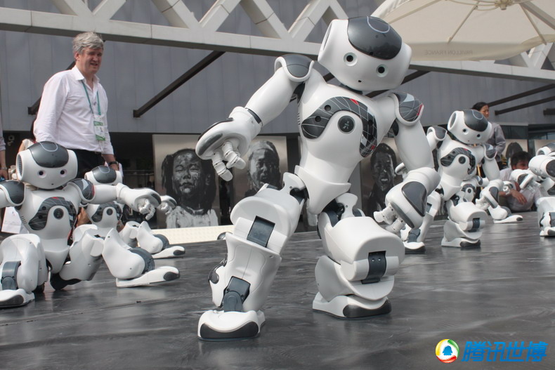 高清:法国庆祝国家馆日 机器人跳舞娱乐观众