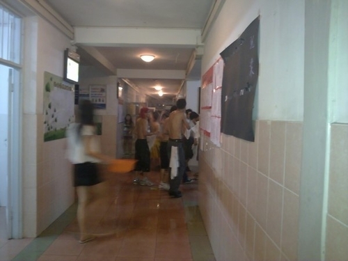 <em>华科</em>毕业生泼水大狂欢 女生丢<em>胸罩</em>砸人(图)_新