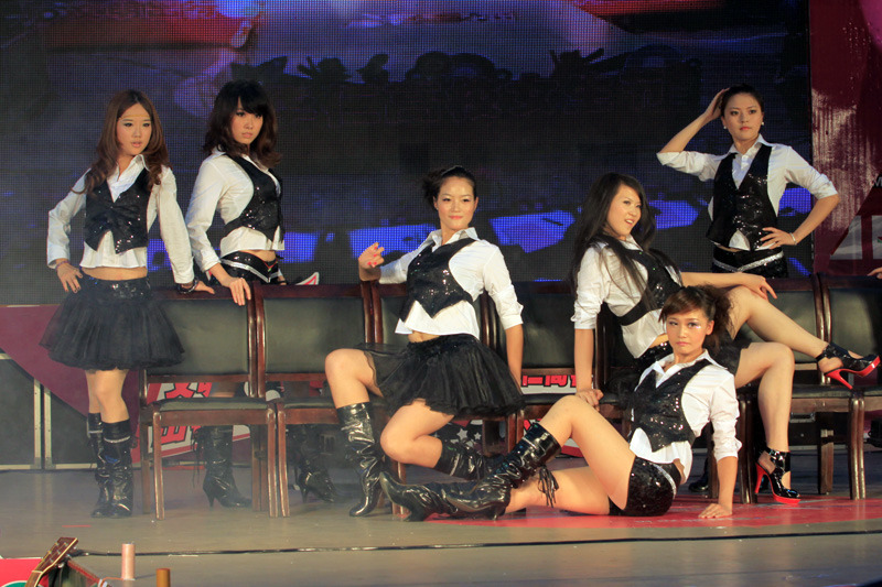 寻找安吉拉美女争奇斗艳 武汉高校女生节绚丽