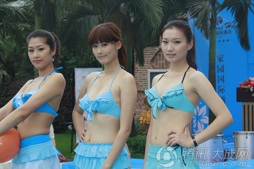 组图:成都美女泳池秀比基尼 引围观者不慎落水
