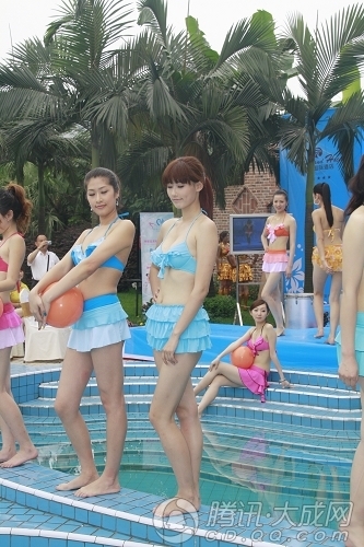 组图:成都<em>美女泳池秀</em>比基尼