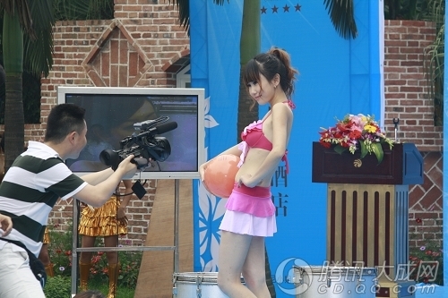 组图:成都<em>美女泳池秀</em>比基尼 引围观者不慎落水