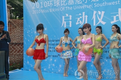 组图:成都<em>美女泳池秀</em>比基尼 引围观者不慎落水