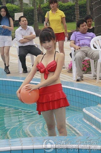 组图:成都<em>美女泳池秀</em>比基尼 引围观者不慎落水